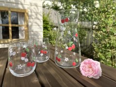 Karafa a dvě sklenice - třešinky