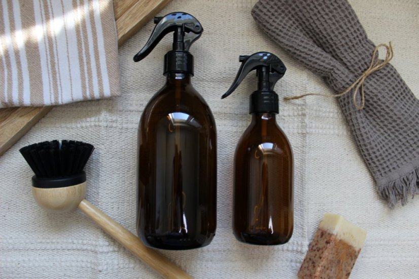 Hnědá skleněná lahvička s rozprašovačem - objem 250/500 ml