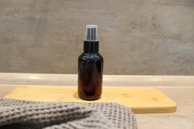 Hnědá plastová lahvička s výběrem uzávěru - objem 100 ml - II. jakost