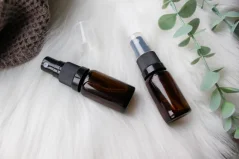 Hnědá lahvička se sprejem a víčkem - objem 10 ml