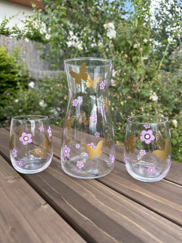 Karafa a dvě sklenice - motýlci