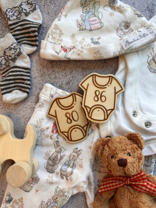 Dřevěný štítek s vlastním číslem - na oblečení - Možnost uchycení: Ano - suchý zip