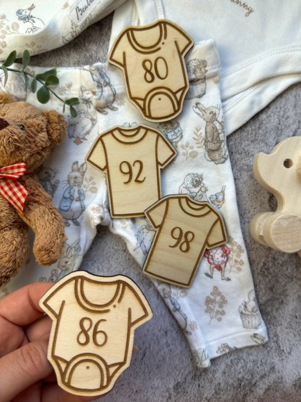 Dřevěný štítek s vlastním číslem - na oblečení - Možnost uchycení: Ano - suchý zip
