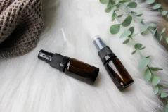 Hnědá lahvička se sprejem a víčkem - objem 10 ml