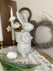 Porcelánový zajíc s košíčkem