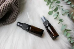 Hnědá lahvička se sprejem a víčkem - objem 10 ml