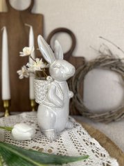 Porcelánový zajíc s košíčkem