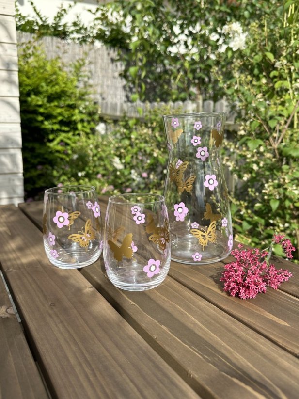 Karafa a dvě sklenice - motýlci