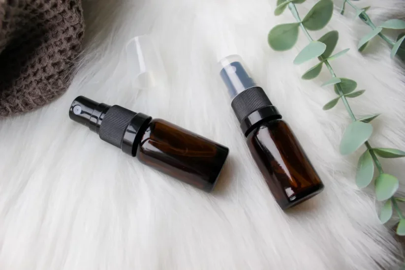 Hnědá lahvička se sprejem a víčkem - objem 10 ml