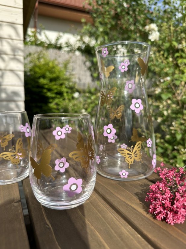 Karafa a dvě sklenice - motýlci